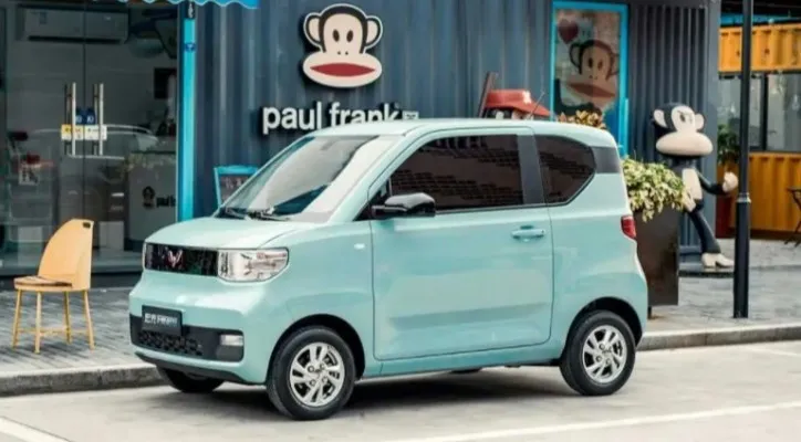 Wuling Hong Guang EV Mini terlihat di Indonesia saat proses bongkar muat. (Foto/Tangkapan Layar/Insideevs.com)