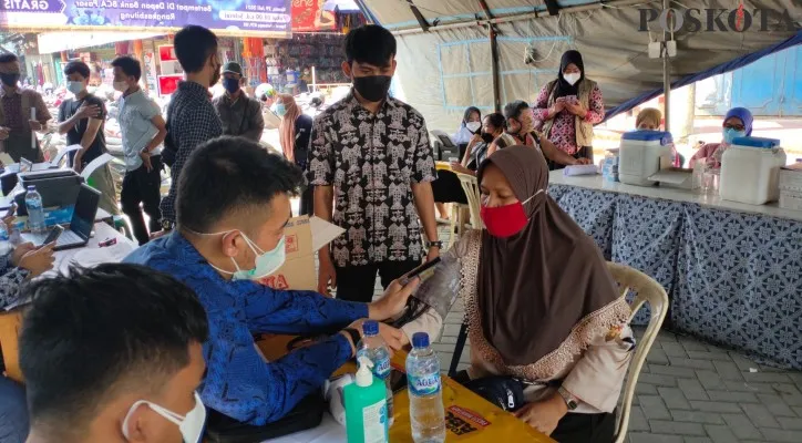 Vaksinasi pedagang di pasar Rangkasbitung. (Foto/Poskota.co.id/Yusuf)