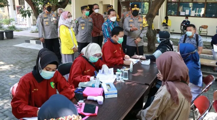 Kapolda Jawa Timur, Irjen Nico Afinta mengecek serbuan vaksinasi di Universitas Bhayangkara (Ubhara) Surabaya. (foto: dok. polda jatim)