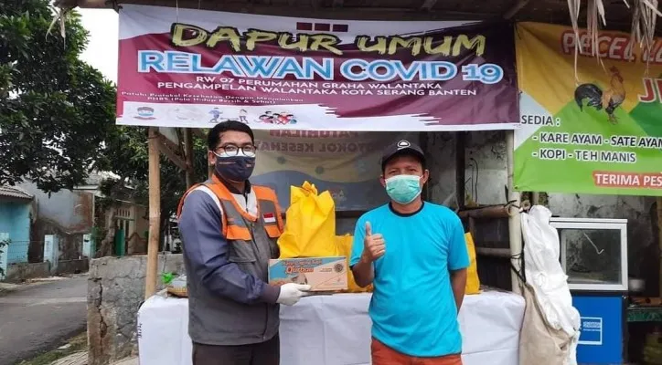 Petugas dari yayasan Yatim Mandiri memberikan bantuan kepada yang sedang Isoman. (Foto/Yayasan Yatim Mandiri)