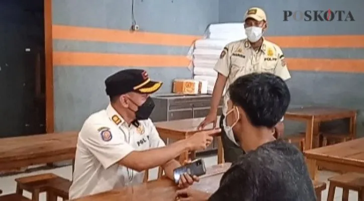 Satpol PP Kecamatan Koja saat memberikan teguran pada rumah makan yang masih ditemukan pelanggaran prokes PPKM Level 4. (yono)