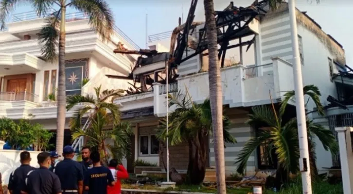 Rumah gedong mewash di kawasan Pantai Mutiara, Pluit, Penjaringan, Jakarta Utara, dilumat si Jago Merah,  Jumat (30/7/2021) sore.