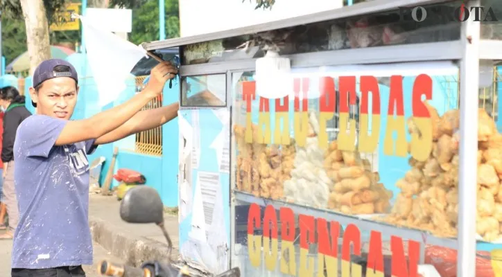 Pedagang di lebak kibarkan bendera putih. (yusuf)