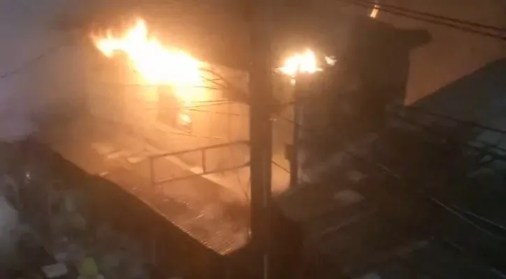 Bangunan kontrakan di Depok ludes terbakar. (foto: tangkapan layar video amatir warga)