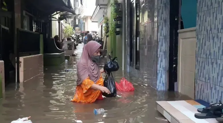 Banjir melanda Kebon Pala, Kampung Melayu, Jaktim. (ifand)