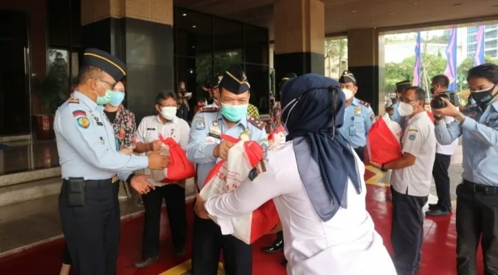 Bantuan paket bansos Kantor Imigrasi Jakbar diserahkan kepada masyarakat. (foto: ist)