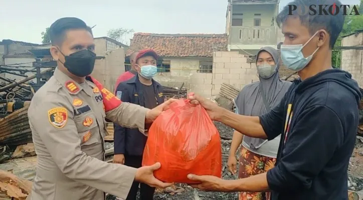 Polsek Kalideres memberikan bantuan paket sembako kepada warga yang terdampak kebakaran di Kalideres, Jakarta Barat, Minggu (1/8/2021). (foto: ist)