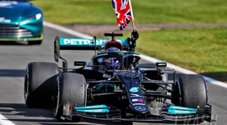 Hamilton dituding tak sopan oleh Verstappen karena telah melakukan selebrasi kemenangan di GP Silaverstone lalu. (Foto/Crash.net)