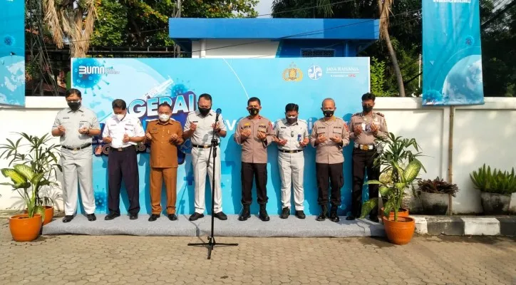 Jajaran PT Jasa Raharja foto bersama seusai peresmian pelaksanaan kegiatan vaksinasi masal. (foto: ist)