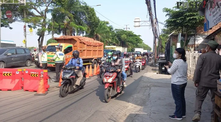 Ilustrasi, arus lalu lintas di Jalan Raya Daan Mogot, Cengkareng, Jakarta Barat, masih sepi pemudik sepeda motor. (foto: poskota.co.id/pandi ramedhan)