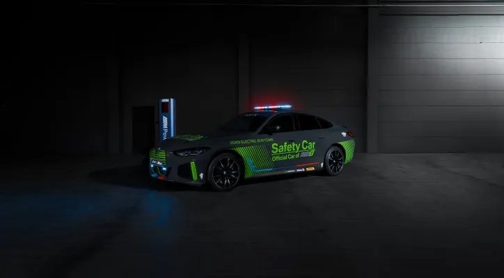 BMW i4 M50 jadi safety car balap MotoE. (foto/bmw)