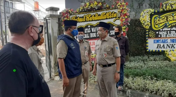 Gubernur DKI Jakarta Anies Baswedan di rumah duka almarhum Soerjadi Soedirja. (foto: adji)