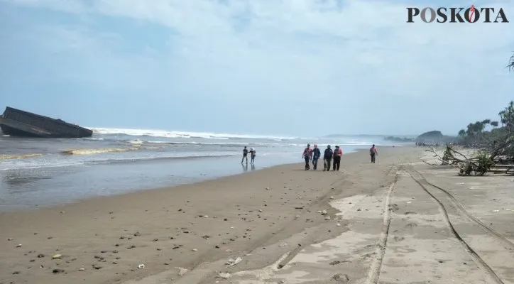 DLH Lebak meninjau lokasi terdamparnya kapal tongkang di pantai selatan Lebak. (yusuf) 