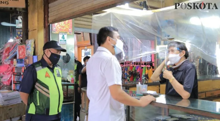 Pengecekan prokes di Pasar Anyar, Kota Tangerang. (foto: muhammad iqbal)