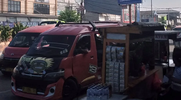 Banyak Mobil Ngetem di Sekitar Pasar SGC. (Sentra Grosir Cikarang). (Ihsan Fahmi)