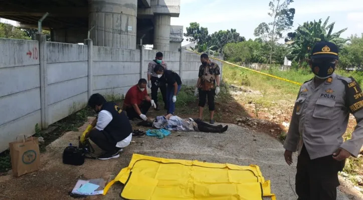 Petugas mengidentifikasi mayat perempuan tanpa identitas yang ditemukan di kolong jembatan Tol Jatikarya Cimatis Bekasi, Jumat (6/8/2021). (foto: ist)