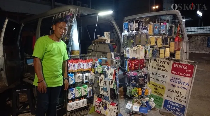 Slamet (44) pedagang aksesoris handphone di Kedoya Selatan, Kebon Jeruk, Jakarta Barat. (Foto/Poskota.co.id/Pandi)