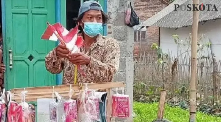 Kang Emon dengan sepeda dan barang jualan mainan saat ditemui di kediamannya di Sukawangi, Kabupaten Bekasi. Sabtu (07/08/2021). (foto: Ihsan)