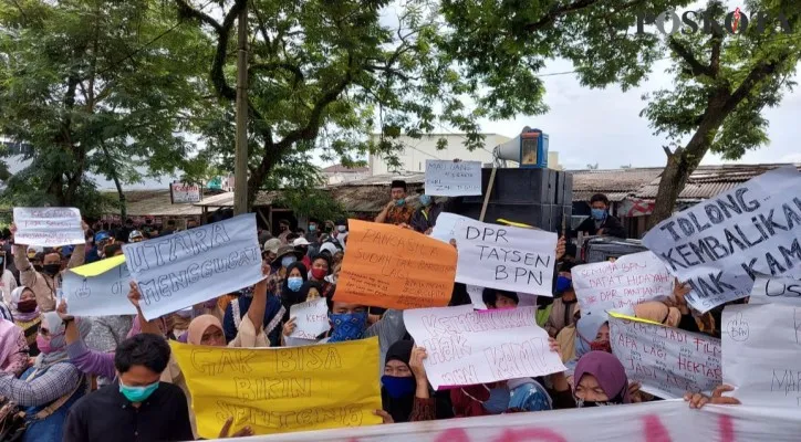 Puluhan warga yang melakukan aksi di wilayah Kabupaten Tangerang. (Iqbal)