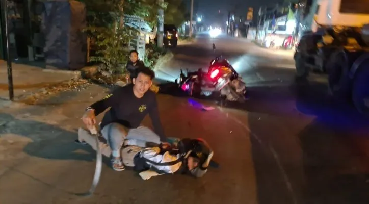 Polisi saat mengamankan pelaku aksi tawuran di Teluknaga. (foto: ist)