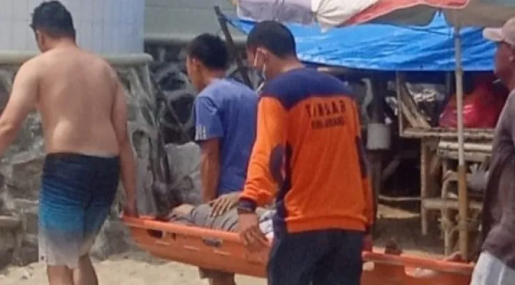 Personel SAR gabungan saat mengevakuasi korban tenggelam di Pantai Marbella, Anyer, Kabupaten Serang, Banten. (foto: ist)