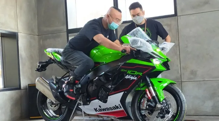 Pembeli pertama Kawasaki Ninja ZX-10R MY 2021 ternyata berasal dari Jawa Timur. (Foto/Kawasaki Indonesia)