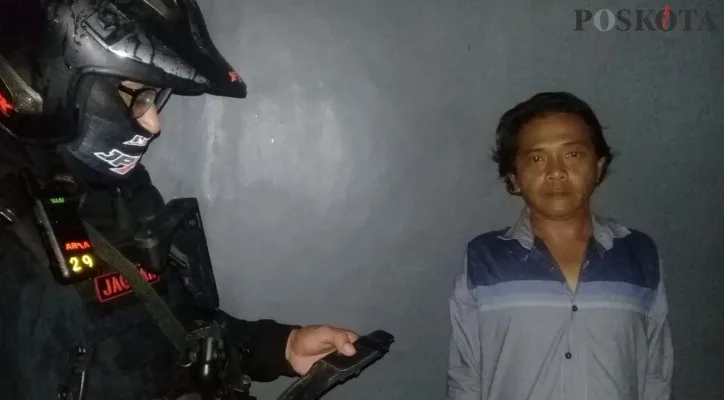 Anggota Tim Jaguar Polres Metro Depok berhasil mengamankan belati dan pelaku premanisme pemalak cafe milik Ucok Baba di Kelurahan Pondok Terong Kecamatan Cipayung Kota Depok. (angga) 