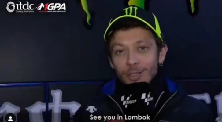 Valentino Rossi saat menyambut pembangunan sirkuit baru di Indonesia, Mandalika Lombok. (Foto/Tangkapan Layar/@themandalikagp)