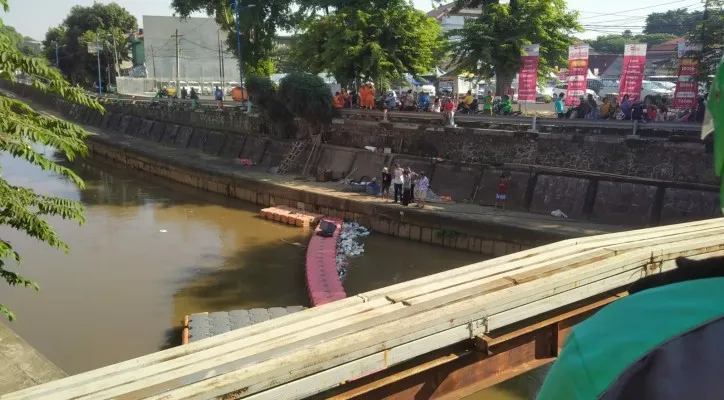 Warga mengerumuni lokasi penemuan mayat di Kali Ciliwung, Senen, Jakarta Pusat. (foto: ist)