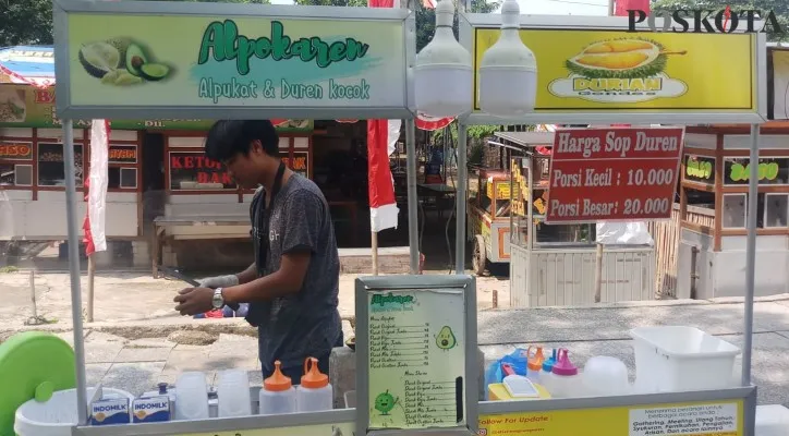 Dede di stand dagangnya di sekitar Puspem Kota Tangerang.  (Foto/Poskota.co.id/Iqbal)