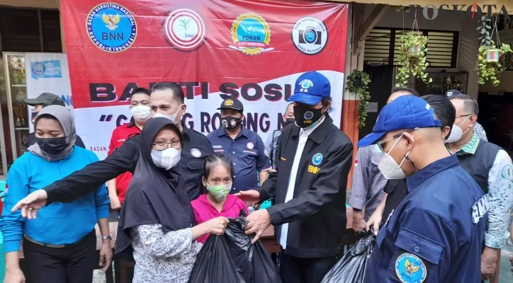 Deputi Pemberantasan BNN Arman Depari saat memberikan paket sembako. (foto: poskota.co.id/mochamad ifand)