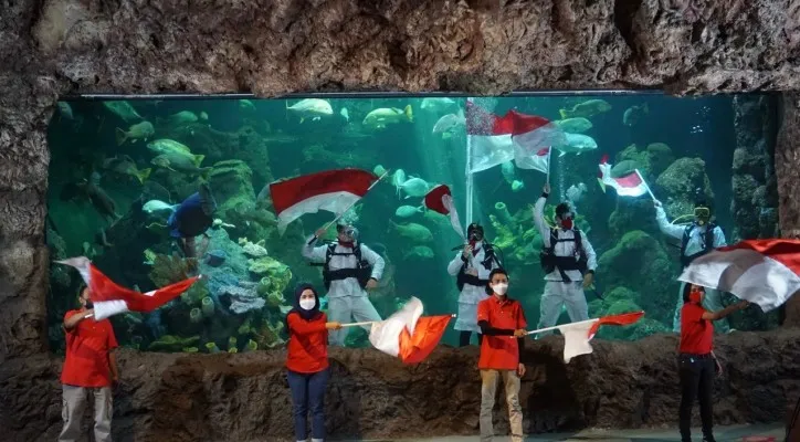 Taman Impian Jaya Ancol gandeng PPI DKI Jakarta dalam upacara peringatan HUT ke-76 Republik Indonesia, di dalam akuarium raksasa Sea World. (foto: ist)