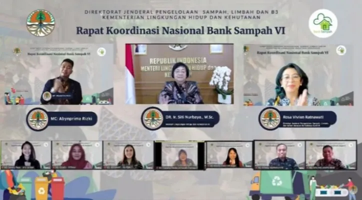 Menteri LHK Siti Nurbaya dan nara sumber lain Rapat Koordinasi Nasional Bank Sampah ke-6  melalui daring, Kamis (12/8/2021). 