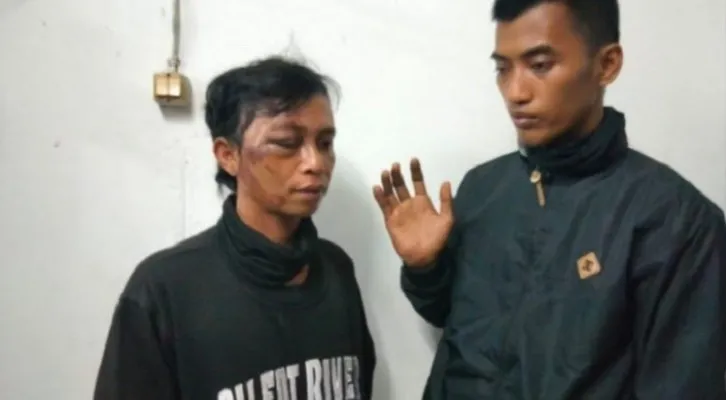 Maidin dan Muksin saat berada di kontrakan pasca kejadian pengeroyokan oleh puluhan anggota ormas di wilayah Perumahan Duta Bekasi, Harapan Baru, Kecamatan Bekasi Utara, Kota Bekas. Sabtu (14/08/2021) (Foto/Ihsan)