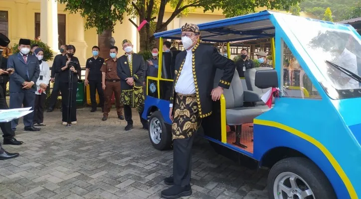 Gubernur Banten Wahidin Halim saat menerima mobil listrik pesanannya. (ist)