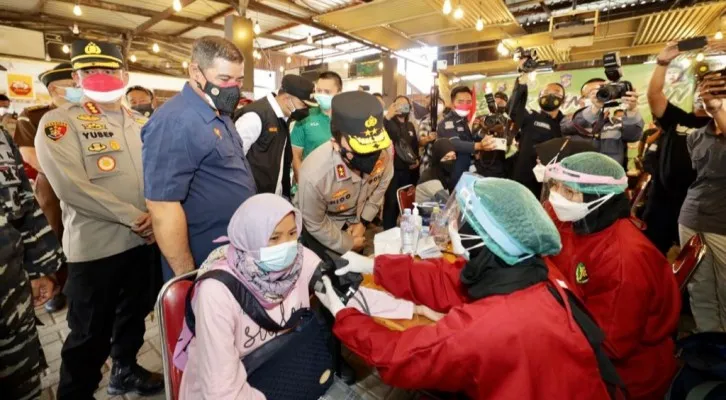 Forkopimda Jatim gelar vaksinasi merdeka kepada suporter Bonek Mania di Warkop Pitulikur. (Foto/Forkopimda Jatim)