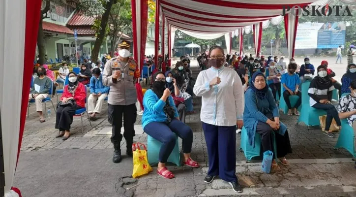 Kapolsek Cinere Kompol Tata Irawan bersama Kanit Binmas Polsek Cinere Iptu Karta meninjau lokasi vaksin di kampus UPN disambut warga dan mahasiswa yang belum divaksin. (angga) 