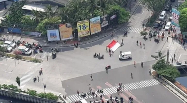 Pembentangan bendera di perempatan kawasan Danau Sunter pada Selasa (17/8/2021). (ist)