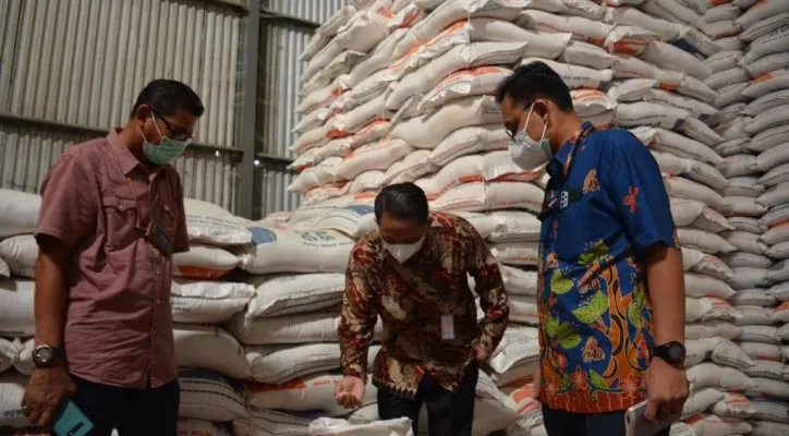 Direktur Supply Chain Perum Bulog, Mokhamad Suyamto yang ikut mendampingi Tim KSP ke Gudang Bulog Kelapa Gading. (humas Bulog)