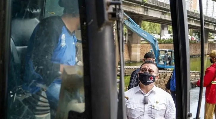 Anggota Komisi D DPRD DKI Jakarta, Hardiyanto Kenneth saat mengecek pengerukan lumpur Waduk Grogol, di Jalan Latumenten Raya, Kecamatan Grogol Petamburan, Jakarta Barat. (foto: dok. pribadi)