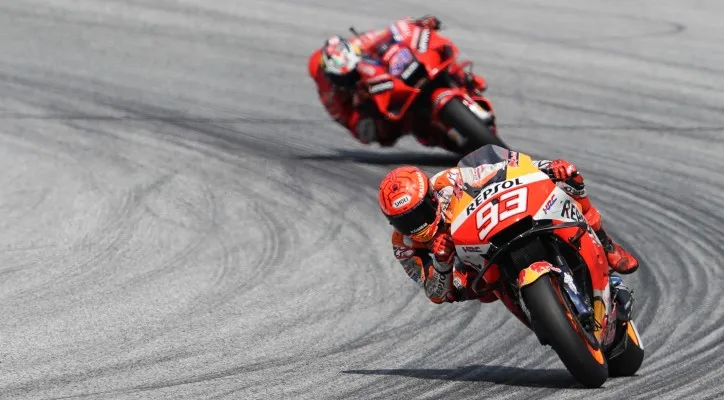 Marc Marquez (depan), pembalap tim Repsol Honda. (foto: twitter/@hrc_motogp)