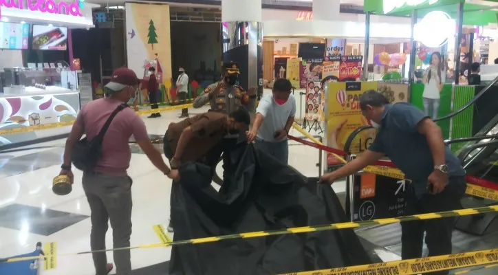 Seorang pria berinisial CS (57) tewas usai jatuh dari lantai 2 Mal di Kembangan, Jakarta Barat, Kamis (19/8/2021). Diduga pria paruh baya itu sengaja bunuh diri dengan melompat. (foto: ist)