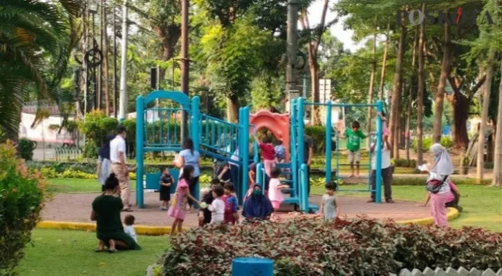 Sejumlah warga terlihat berkerumun di Taman Serong Cempaka Putih Jakarta Pusat meski masih ditengah aturan PPKM Level 4. (foto: Cr-05)