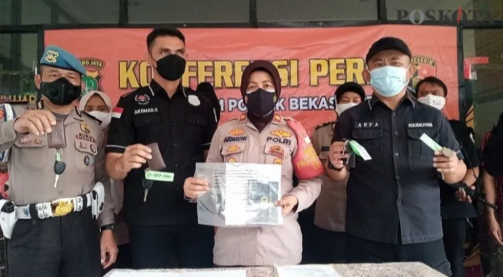 Kapolsek Bekasi Kota, Kompol Armeyni dan Jajaran Kepolisian saat memamerkan hasil barang bukti dari aksi kejahatan WA yang menggadaikan mobil tanpa membertahu pemiliknya. (Foto/Ihsan)