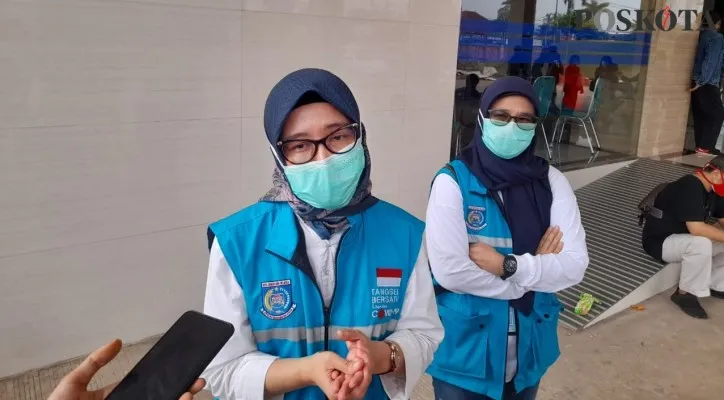 Kepala Dinas Kesehatan Tangerang Selatan, Allin Hendarlin saat meninjau vaksinasi Covid-19 di Universitas Pamulang, Tangsel. (foto: ridsha vimanda)