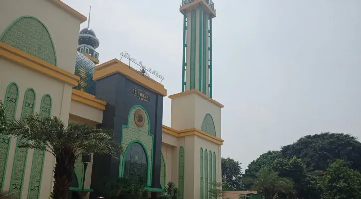 Suasana Masjid Agung Al Barkah Kota Bekasi Saat Menggelar Sholat Jum'at, (20/08/2021) Siang. (ihsan fahmi)