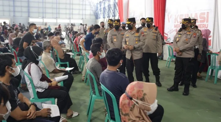 Kapolda Jawa Timur Irjen Nico Afinta, mengecek vaksinasi merdeka semeru di Gedung Olahraga Sanika Satyawada Polres Bojonegoro. (ist)