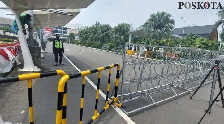 Akses pintu utama Mal Margo City Depok ditutup pascaruntuhnya atap plafon dan sebagian bangunan gedung, Minggu (22/8/2021). (foto: poskota/cr05)