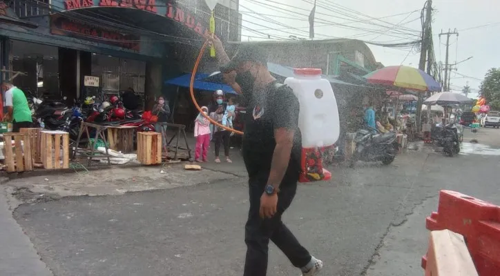 Komunitas 234 SC saat menyemprotkan disinfektan di Pasar Kebayoran Lama, Jakarta Selatan. (foto: ist)