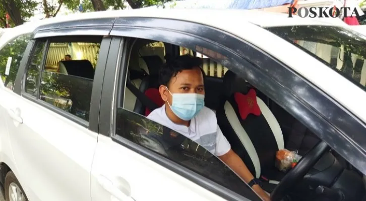 Yang diluar, Sopir Grabcar bernama Mubarok (29). (Foto/Cr02)